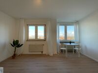 Fensterfront und Tisch