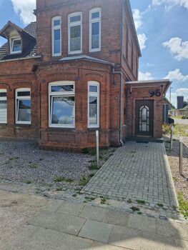 Zentrale Stadtvilla in Heide mit riesiger Stellfläche