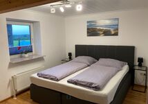 Schlafzimmer mit Doppelbett 