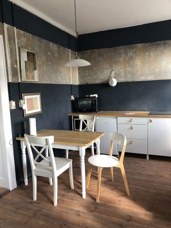 Wohnung neben Bahnhof Haltestelle mit Parkplatz Bild 1