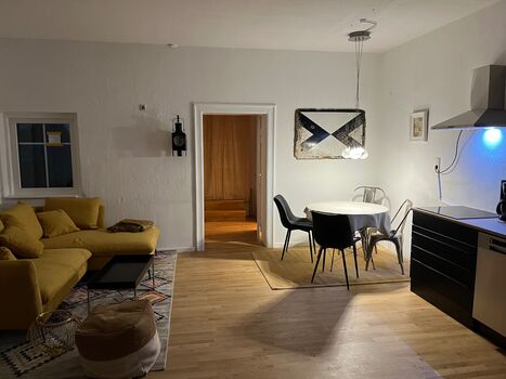 Große Wohnung neben Bahnhof Haltestelle mit Parkplatz Bild 3