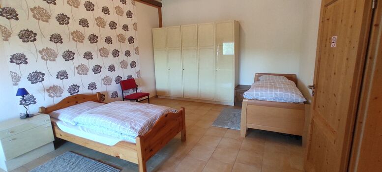 1. Schlafzimmer 2 Betten + 1 Sofa