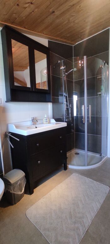 Bad mit Badewanne und Dusche