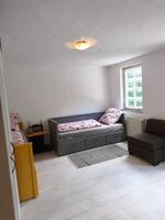 Schlafbereich zwei Einzelbetten, Kleiderschrank, TV und Sessel
