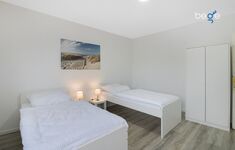 Schlafzimmer 1 mit zwei Einzelbetten, Sitzecke und Smart TV
