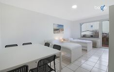Schlafzimmer 1 mit zwei Einzelbetten, Sitzecke und Smart TV