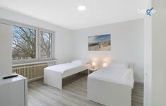 Schlafzimmer 2 mit zwei Einzelbetten, Sitzecke und Smart TV