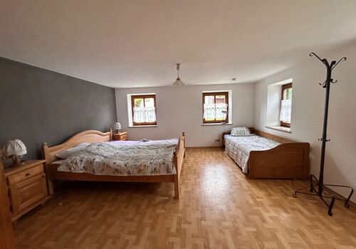 Schlafzimmer mit Doppelbett und Einzelbett