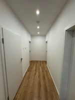 Große geräumige Flure, Dekoration und Schuhschränke kommen.