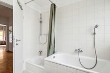 Dusche und Badewanne