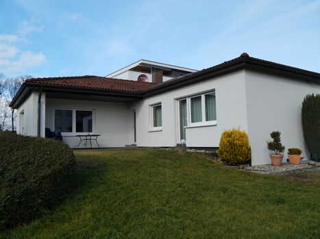 Freistehendes Gästehaus im Grünen mit Terasse und ausreichend Parkplätzen am Haus.