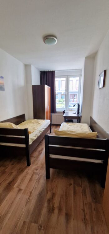 Zentral gelegen, gut ausgestattete Mitarbeiterunterkünfte. Bild 3
