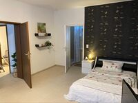 Schlafzimmer mit Blick ins WC/Dusche