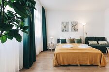 1 Doppelbett & eine Schlafcouch in Schlafzimmer 1