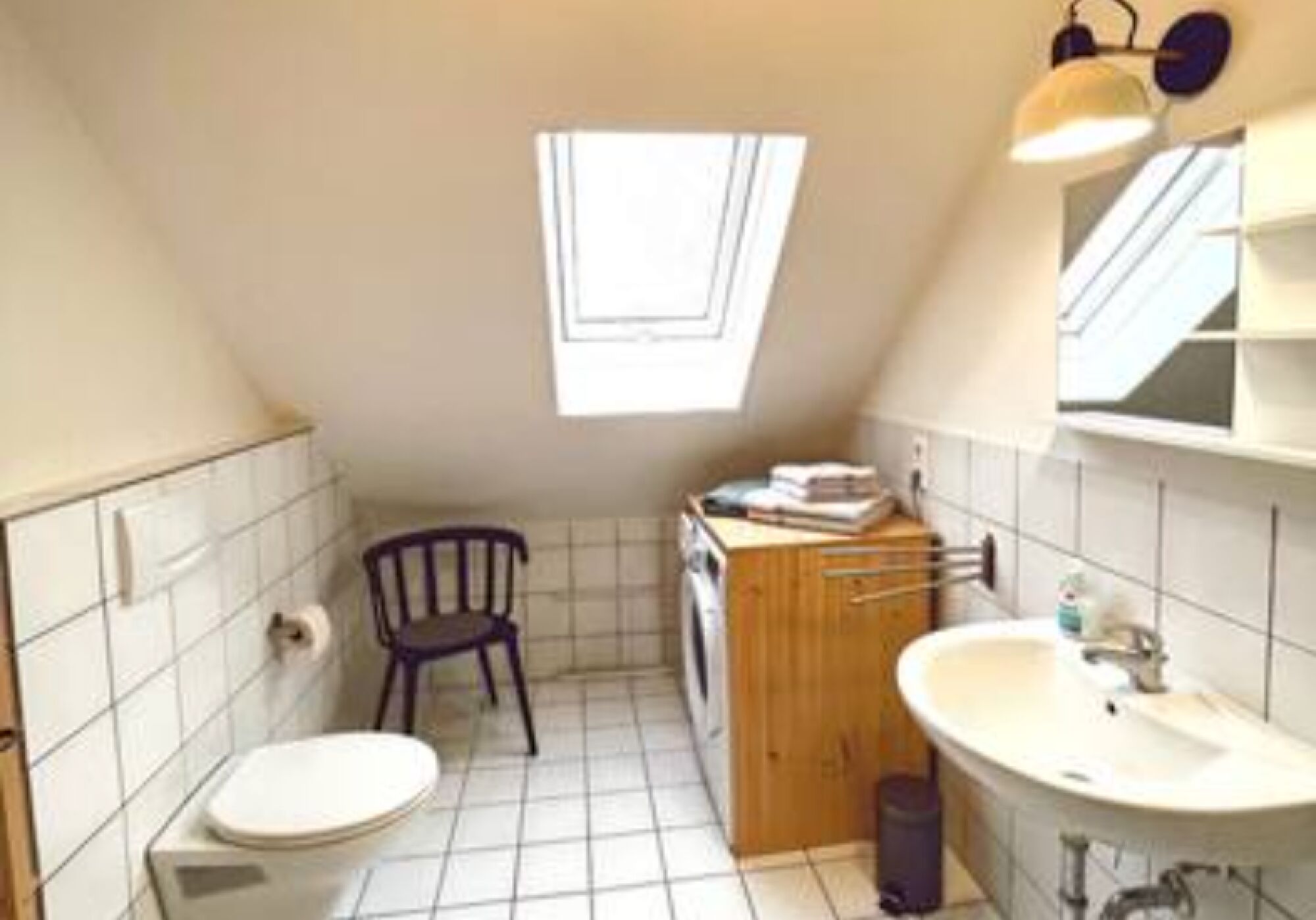 Badezimmer mit Waschmaschine und Dusche