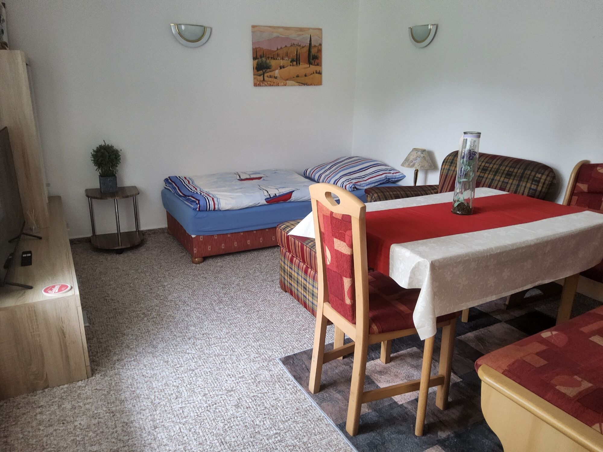 WOHNZIEMMER MIT BETT