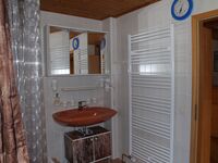 Bad mit WC Badewanne und Dusche darin im OG