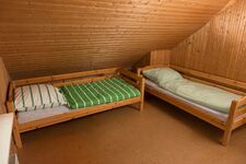 Kinderzimmer mit zwei Einzelbetten im OG