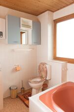 Bad mit WC Badewanne und Dusche darin im OG