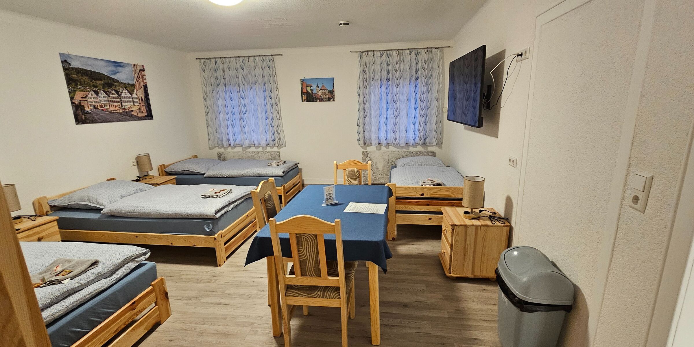 4. Bett Zimmer mit Großem Fernseher.