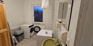 2. Badezimmer mit Dusche + Waschmaschine & Trockner 