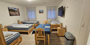 4. Bett Zimmer mit Großem Fernseher.