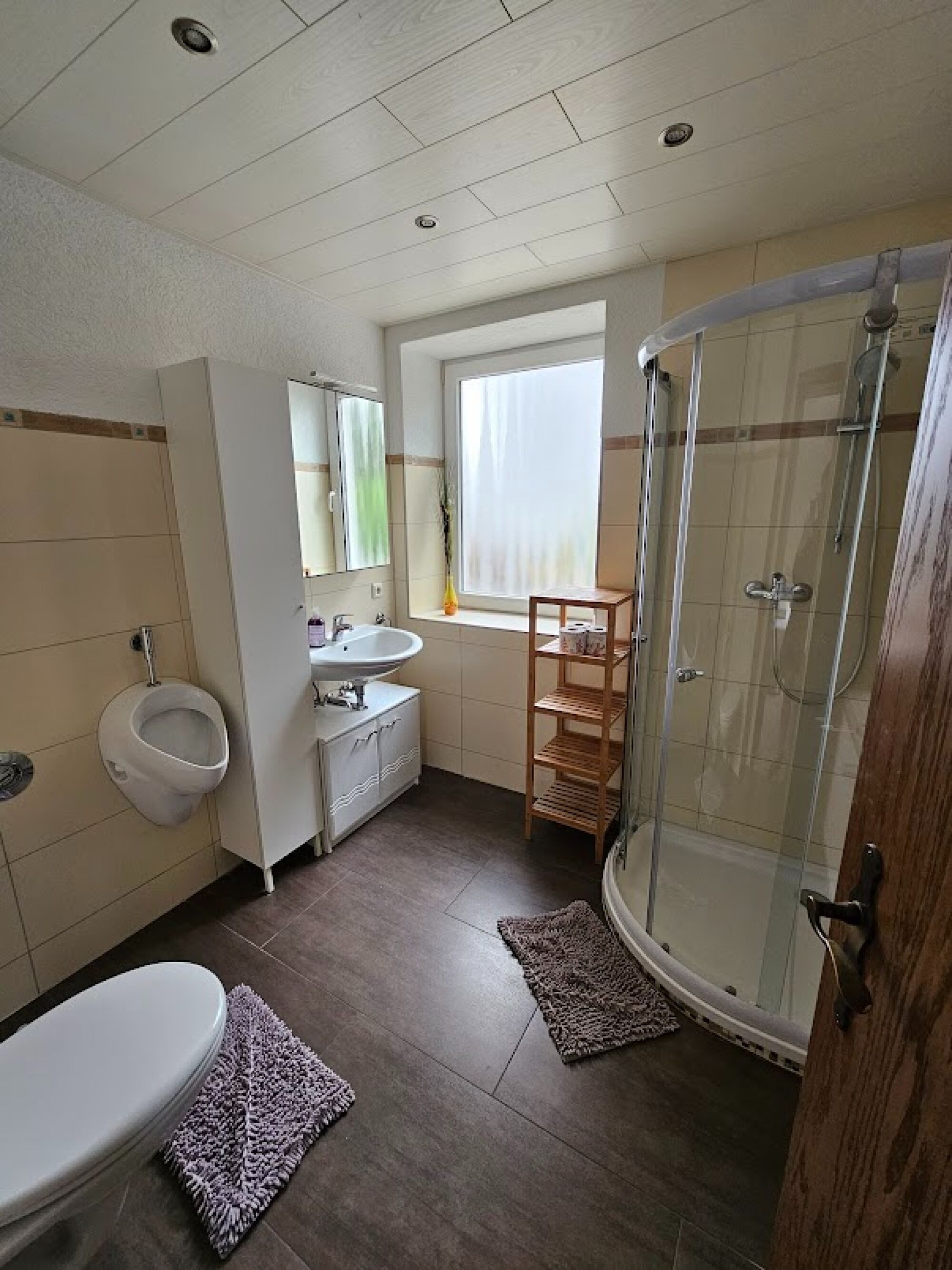 EG Bad zum Zimmer 1