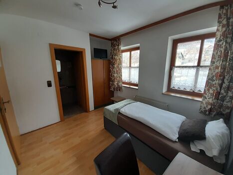 EZ verfügt über ein Badezimmer mit Dusche und WC. Dieses Zimmer verfügt nicht über einen Balkon.