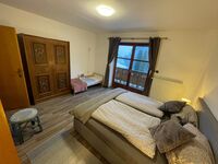 Das Apartment besteht aus einem separaten Schlafzimmer mit Doppelbett sowie einem Schlafsofa im Wohnzimmer. So können bis zu zwei Personen mit Privatsphäre untergebracht werden.