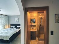 DZ verfügt über ein Badezimmer mit Dusche und ein separates WC. Mit Südbalkon mit Blick auf das Goldeck.