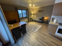 Apartment verfügt über eine voll ausgestattete Küche, sodass selbst gekocht werden kann – perfekt für längere Aufenthalte.