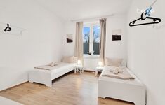 Schlafzimmer 2 mit zwei Einzelbetten, Sitzecke und Smart TV 