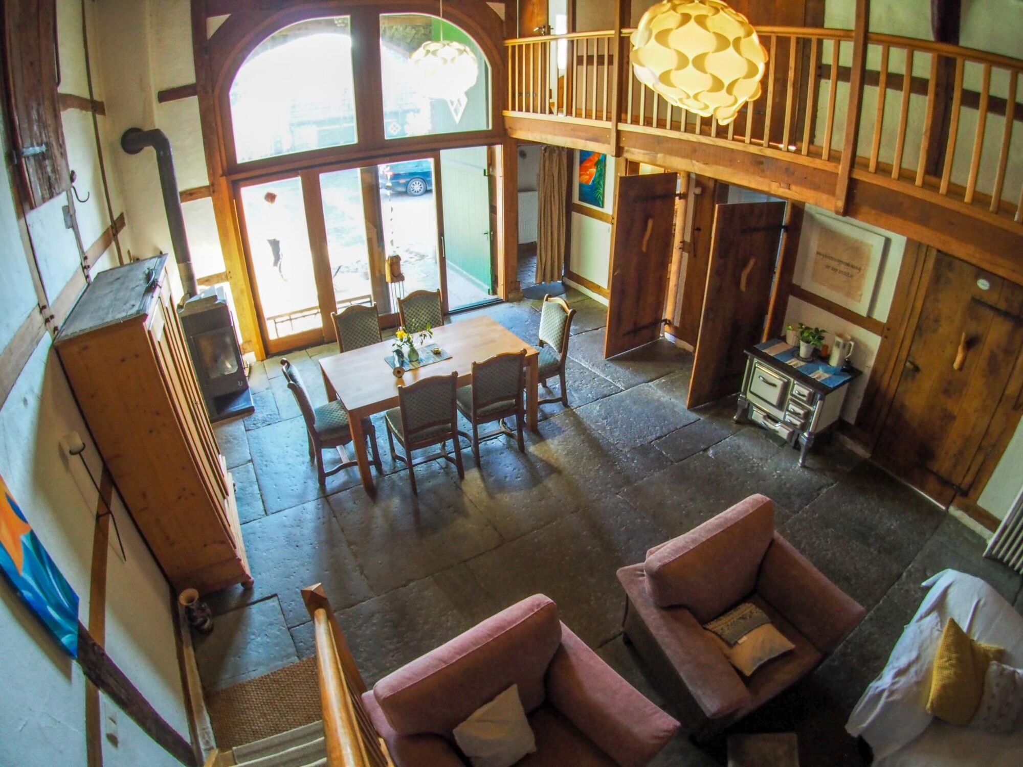 Großzügen Wohnraum mit gemütlicher Sitzecke und großem Esstisch