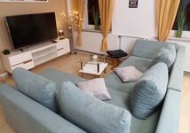 Wohnzimmer mit Relaxcouch und TV-Ecke