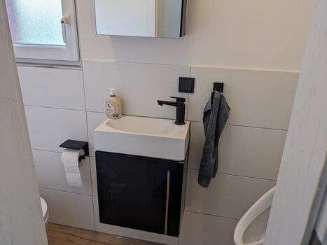 zweite Toilette mit Pissoir