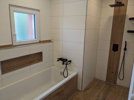 Großes Bad mit Badewanne + weitere Dusche