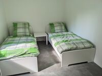 Kernsanierte neu möblierte EG-Wohnung, 4 DZ mit Einzelbetten Bild 3