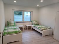 Kernsanierte neu möblierte EG-Wohnung, 4 DZ mit Einzelbetten Bild 1