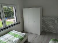 Kernsanierte neu möblierte EG-Wohnung, 4 DZ mit Einzelbetten Bild 9