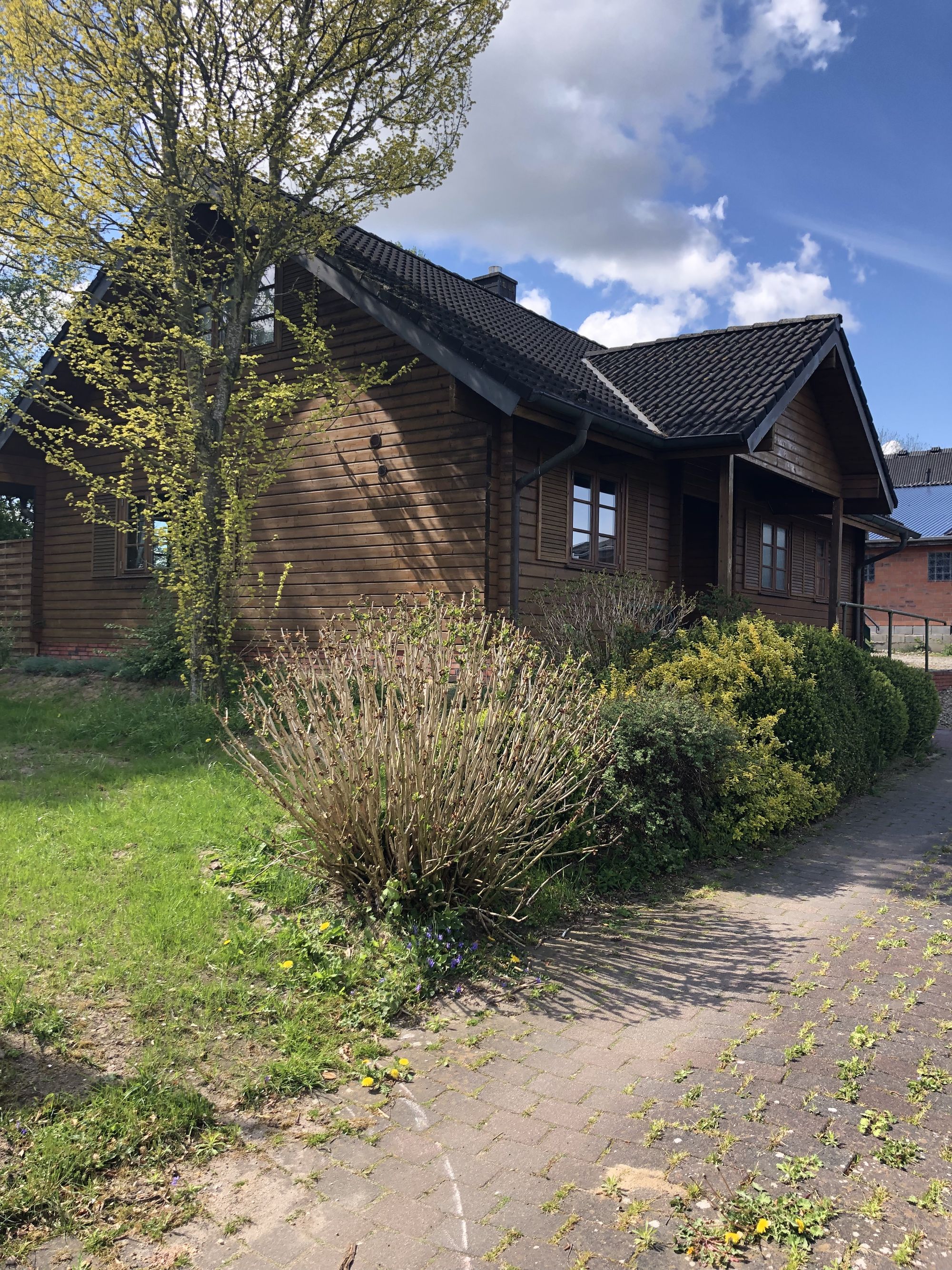 Obere Wohnung mit Balkon