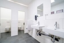 Gemeinschaftsbad mit 2 WCs, 1 Pissoir, 2 Waschbecken