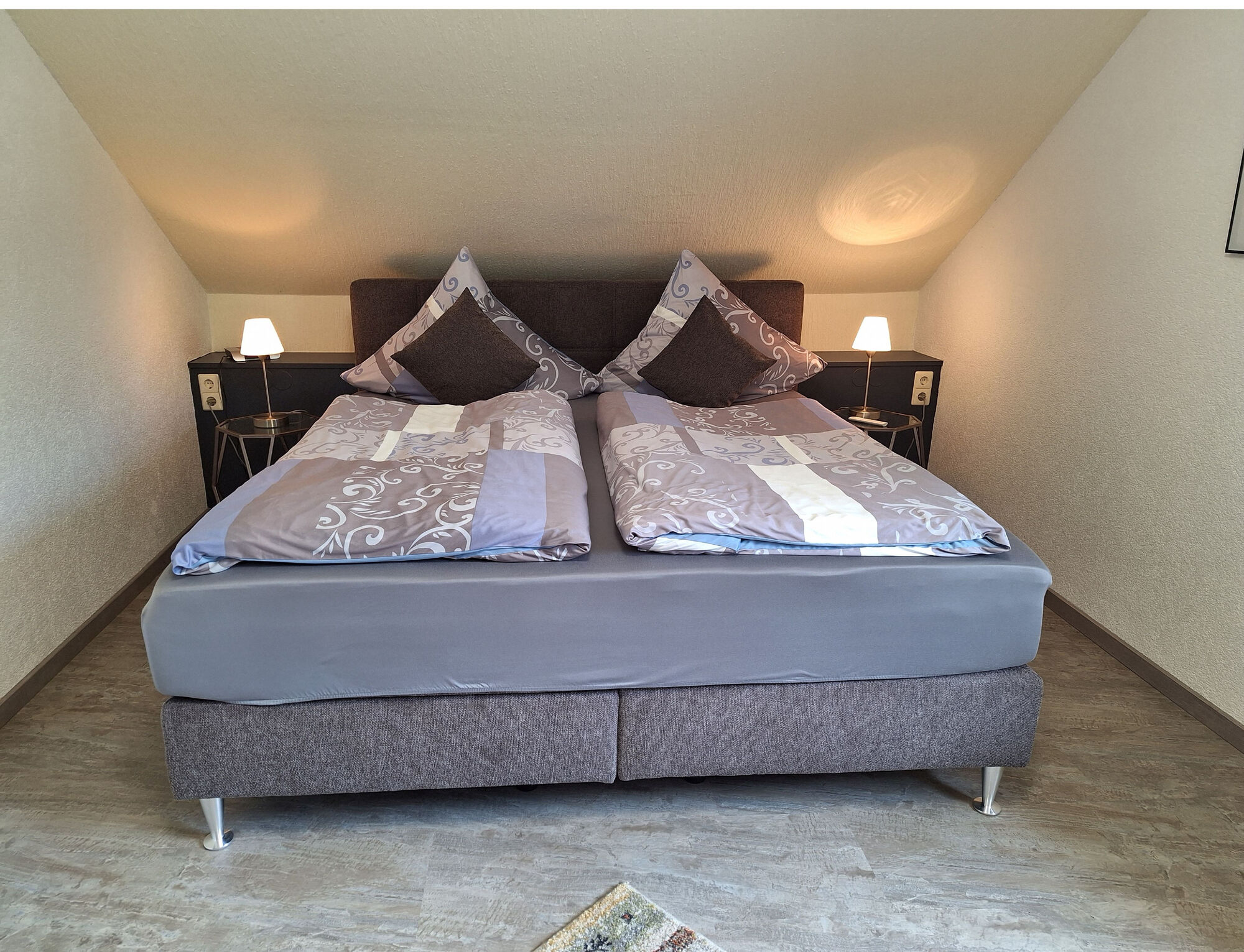 Schlafzimmer mit Boxspringbett