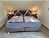 Schlafzimmer mit Boxspringbett