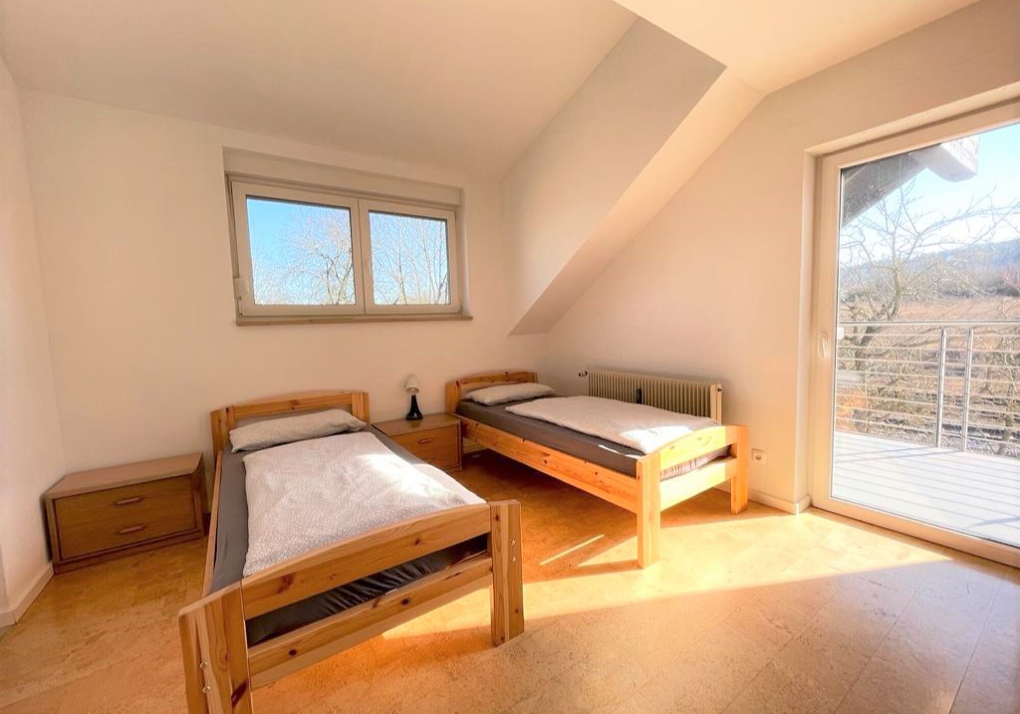 Schlafzimmer mit Zugang zum Balkon