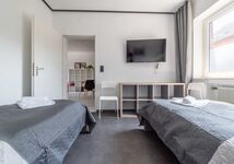 Schlafzimmer mit 2 Einzelbetten und Smart-TV