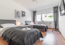 Schlafzimmer mit 2 Einzelbetten und Smart-TV