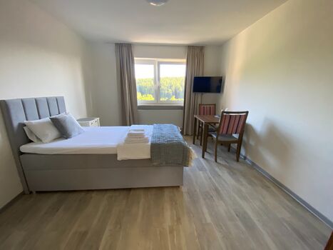 Am Autobahnkreuz A70/A9 in Alleinlage Bild 1