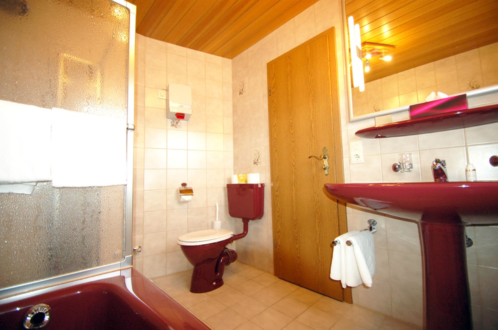 Badezimmer v. großen Schlafzimmer: DU/WC/Badewanne