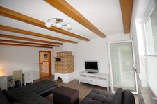 Wohnzimmer mit Ausgang zum innenliegenden Garten