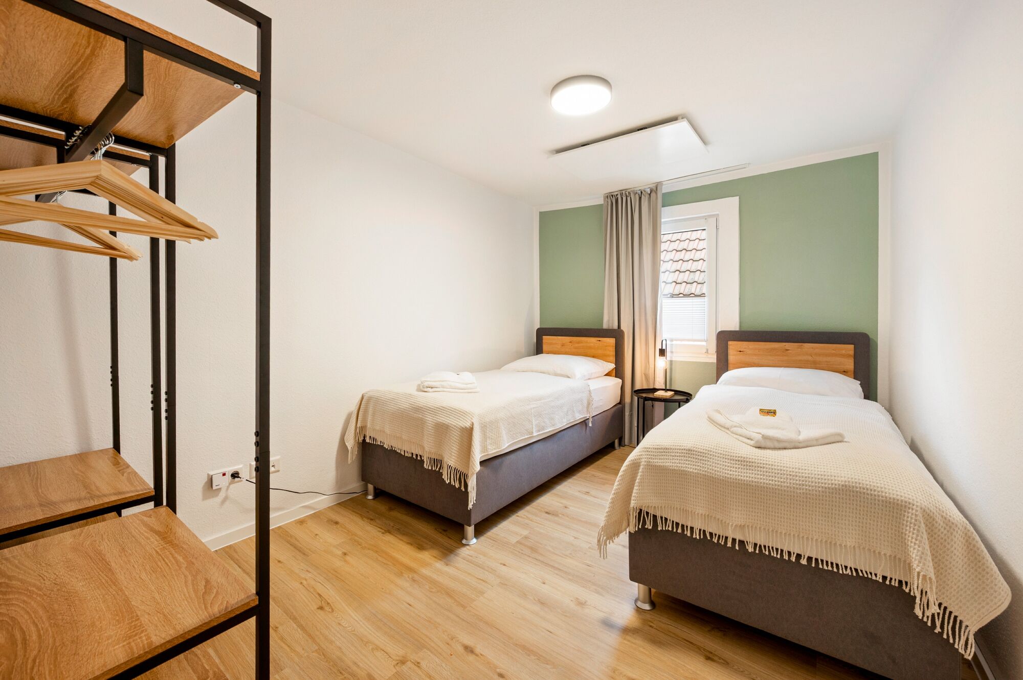 Schlafzimmer mit zwei Einzelbetten